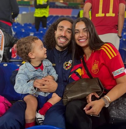 Marc Cucurella bersama sang anak dan sang kekasih. (Foto: Instagram/@_claurodri)